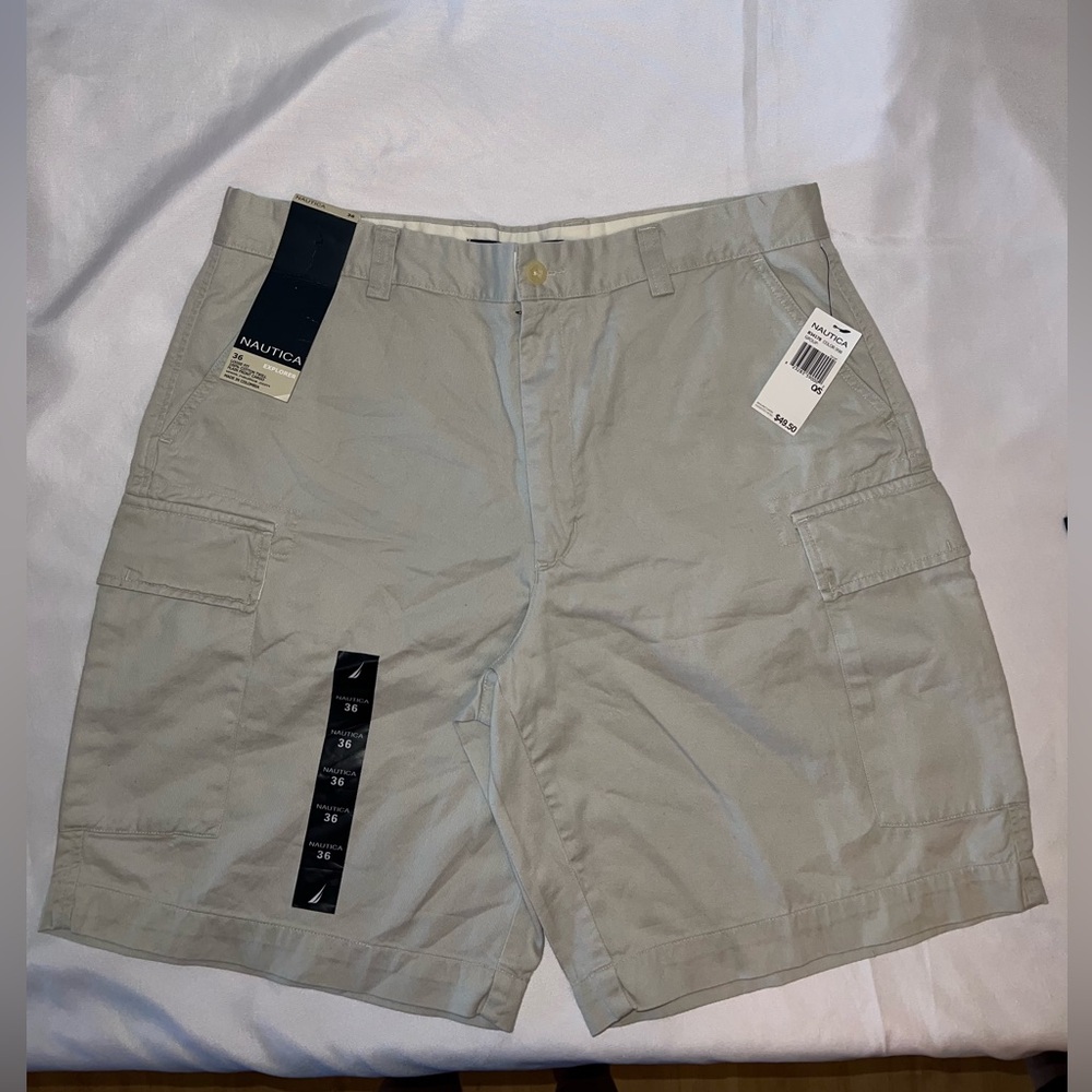 Nautica Explorer Loose fit Men’s Khaki Plain front cargo shorts. Size 36